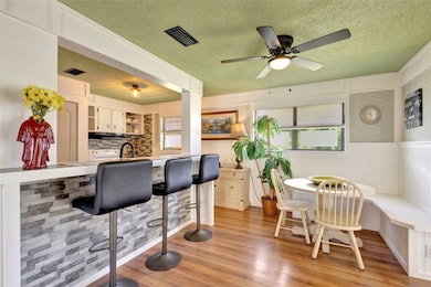 Breakfast Bar and Nook