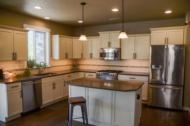 2750 SW 46th Ct, Redmond, OR 97756 - photo 2