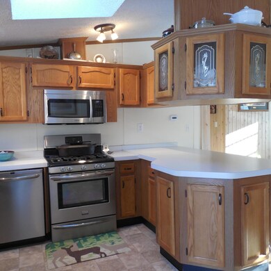 Kitchen with peninsula