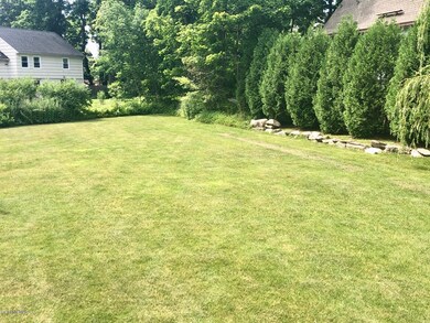 Nice Flat side yard