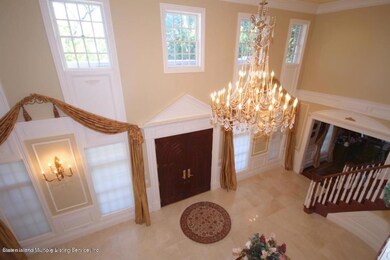 32 CIRCLE RD FOYER