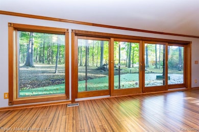 7505 Falling Leaf Ct, Flushing, MI 48433 - photo 2