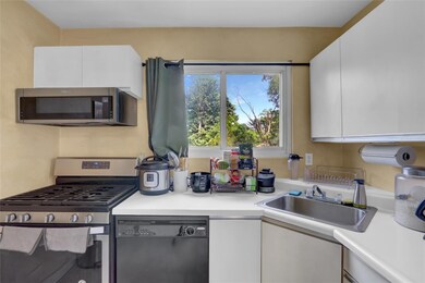 1061 Fenwood Dr unit 3, Valley Stream, NY 11580 - photo 4