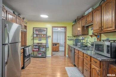 5029 N Pine St, Davenport, IA 52806 - photo 7