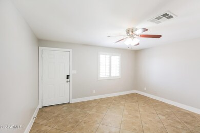 003-photo-living-room-13820557