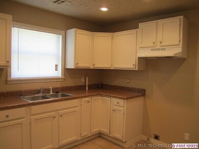 1106 NE 3rd St, Pryor, OK 74361 - photo 5