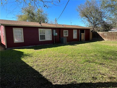 1302 N Hackberry St, Beeville, TX 78102 - photo 4