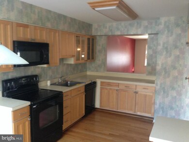 8036 Galla Knoll Cir, Springfield, VA 22153 - photo 3