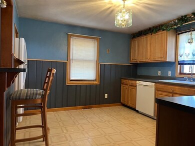 9 Marie St, Ludlow, MA 01056 - photo 4