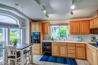 Kitchen - breakfast bar