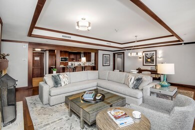 Four Seasons 8101 Living Room