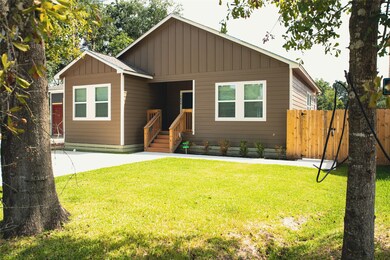 7826 Sealey St, Houston, TX 77088 - photo 2