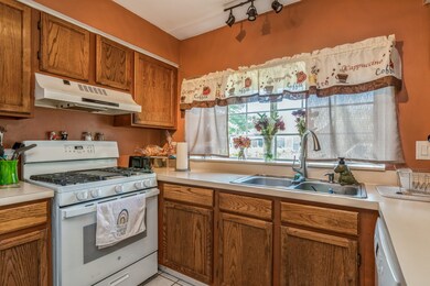 2204 Teton Pkwy, Algonquin, IL 60102 - photo 5