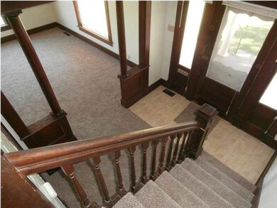 Looking down to entry. Notice all the original woo