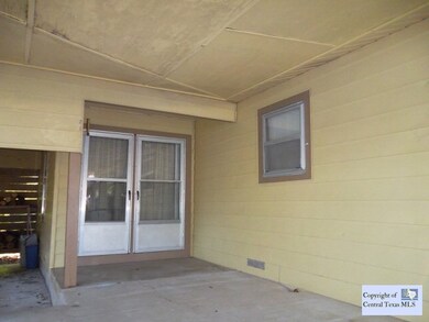 719 E Weinert St, Seguin, TX 78155 - photo 3