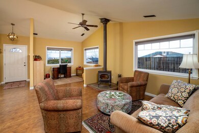 3340 SW Salmon Ct, Redmond, OR 97756 - photo 2