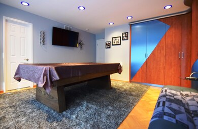 (7) Family Room