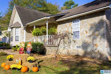 Great yard and porch for seasonal decorating!