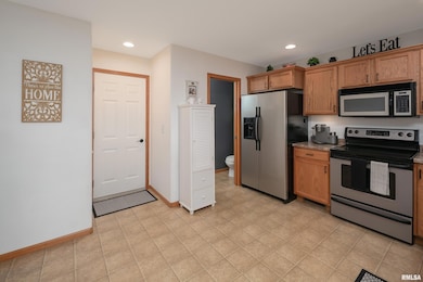 1729 Jenna Dr, Davenport, IA 52804 - photo 6