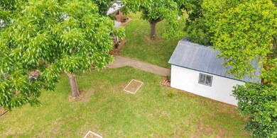 302 Westmoor St, Fredericksburg, TX 78624 - photo 6