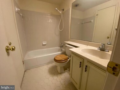 20531 Strath Haven Dr, Montgomery Village, MD 20886 - photo 6