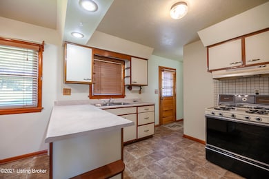 8813 Maple Rd, Louisville, KY 40229 - photo 7