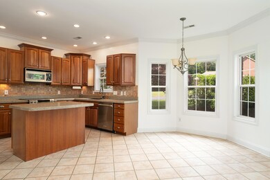 Kitchen & Breakfast Area