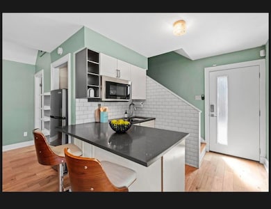 Kitchen with appliances with stainless steel fini