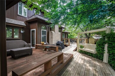 Massive deck for entertaining!