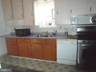 32 Maple Ave, Trenton, NJ 08618 - photo 5