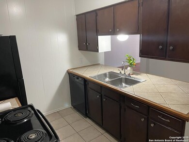 1403 Kingfisher Dr, Beeville, TX 78102 - photo 5