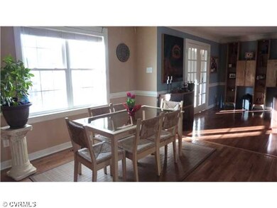 Breakfast Nook - Spacious dinette features hardwoo