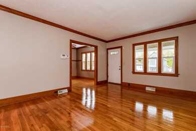 004-Living_Room-2203201-medium