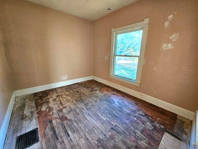 109 SW Clay St, Topeka, KS 66606 - photo 2