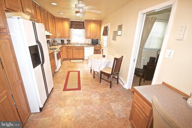 7213 Kempton Rd, Lanham, MD 20706 - photo 5