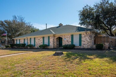 121 Shady Lake Ct, Hurst, TX 76054 - photo 2