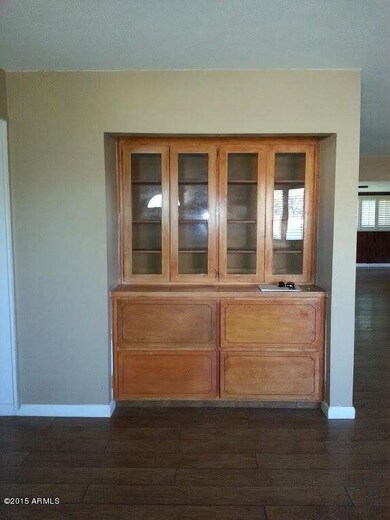 221 smith  built in hutch