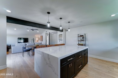 Huge kitchen w/ island