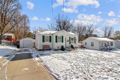 1241 E 33rd Ct, Des Moines, IA 50317 - photo 2