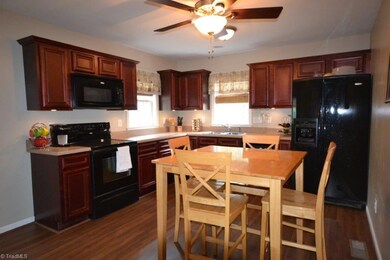 1041 Robbins St, Asheboro, NC 27203 - photo 5