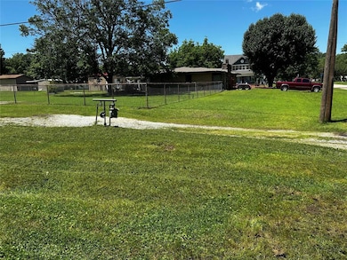 611 W Cherry St, Okemah, OK 74859 - photo 3