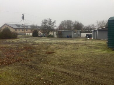 811 Lawnsdale Rd, Medford, OR 97504 - photo 3