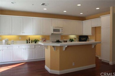 Spacious and bright kitchen - tons of cabinets - o