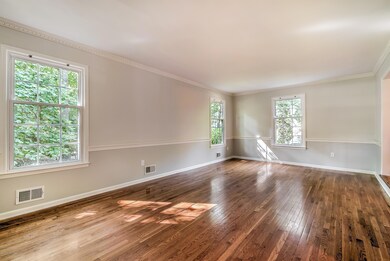 004_LIVING ROOM