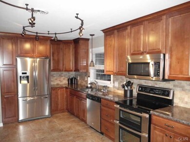 1048 N 10th St, Whitehall, PA 18052 - photo 2