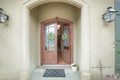 Welcoming Entry.  Your guest will immediately feel