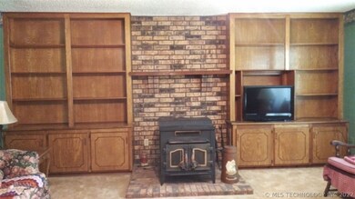 1203 N Navajo St, Chouteau, OK 74337 - photo 4