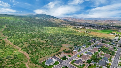 Aerial view of property's location featuring a mountain backdrop