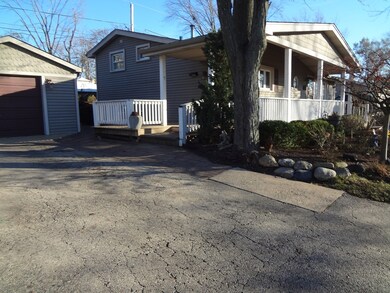 1611 Sacramento Dr, Carpentersville, IL 60110 - photo 2