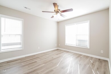 008-photo-primary-bedroom-9112936